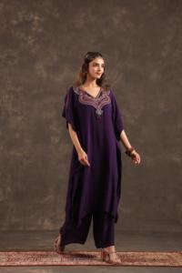 Top Largo con Adornos y Pantalón con Volantes en Color Violeta - Product Image 3