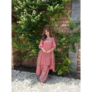 Conjunto de ropa de fiesta para mujer de diseñador Hermosa parte superior con parte inferior y Dupatta para ocasiones elegantes - Product Image 2