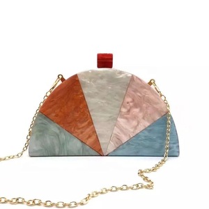 Bolso de Mano Artístico de Resina, Forma Irregular, Diseño Geométrico Multicolor, Correa de Cadena Dorada, Accesorio de Moda - Product Image 1