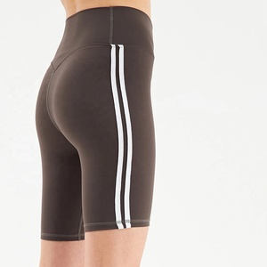 Shorts de yoga taille haute noirs unis pour femme, en tricot sportif, Spandex et Nylon, respirants, avec taille élastique, pour l'entraînement et le fitness - Product Image 2