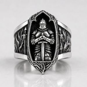 Anillo Unisex de Plata de Ley 925 con Espada de Caballero Medieval Gótico Cristiano Oxidado en Negro de Bindi Jewels - Product Image 1