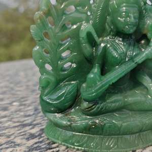 Estatua de la Diosa Saraswati Tallada en Jade Verde con Fondo de Plumas de Pavo Real, Decoración para el Hogar con Deidad Hindú - Product Image 3