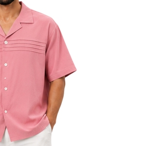 Chemise décontractée d'été rose pour homme à col campiste, plissée horizontalement, à manches courtes, boutonnée, pour resort, avec logo personnalisé, fabricant OEM - Product Image 4