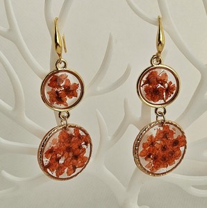 Boucles d'oreilles pendantes en résine avec fleurs séchées, cadre doré, bijoux floraux faits à la main, artisanat en résine - Product Image 1