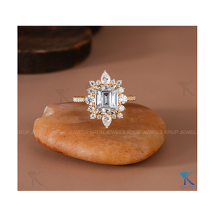 Anillo Clásico Art Deco con Corte Esmeralda y Detalles en Forma de Pera en Oro Amarillo, Anillo Apilable para Mujer, Joyería Minimalista de Lujo - Product Image 1