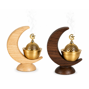 Magnifique ensemble de brûleurs d'encens en forme de croissant de lune avec des dômes dorés ornés d'étoiles et des supports en bois aux finitions claires et foncées - Product Image 5