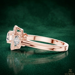 แหวนเพชรทรง Asscher คัต รูปแบบ Lumera เพชรเพาะเลี้ยง D VVS2 ตัวเรือนโรสโกลด์ ประดับเพชรรอบวงแบบสามเม็ด ดีไซน์หรูหราสำหรับผู้หญิง ได้รับการรับรองจาก IGI - Product Image 2