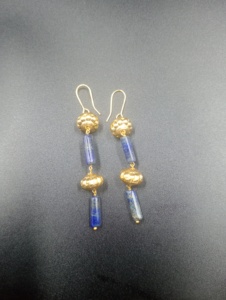 Pendientes de Aro Minimalistas Amaira Jewels, Chapados en Oro, con Perlas de Agua Salada, Diseño para Parejas, Corte Brillante, Color Azul Fantasía, para Uso Diario Femenino - Product Image 2