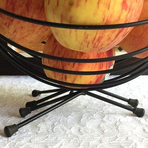 Panier de rangement en fer noir filaire moderne et écologique avec design multifonctionnel pour le stockage alimentaire et les cadeaux lors des célébrations - Product Image 5