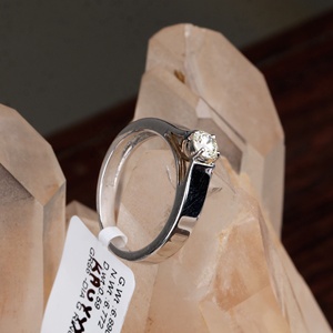 Vente en gros d'anneaux solitaires en or blanc massif 14 carats avec diamant rond naturel de 0,59 carat, bande plate, bijoux fins, Memoria Jewels - Product Image 5