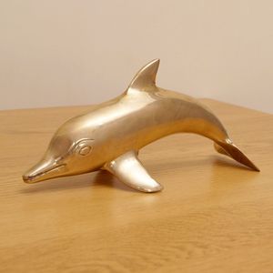 Sculpture de poisson en laiton royal, objet d'art en métal pour étagère de salon et décoration de table de luxe - Product Image 1