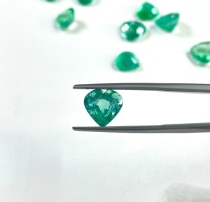 Esmeralda Zambiana Natural de Alta Calidad, Corte Corazón de 7-9 mm, 23.30 Quilates, Color Verde Medio, Piedra de Nacimiento de Mayo para Hacer Colgantes y Pendientes - Product Image 3