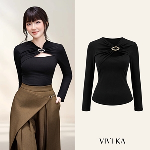 เสื้อถักไหมพรมสีดำสำหรับผู้หญิง แขนยาว คอวี แต่งกระดุม ดีไซน์เข้ารูป ยืดหยุ่นได้ เสื้อครอปสไตล์ลำลองสำหรับฤดูใบไม้ร่วง รุ่น SIENNA - Product Image 1