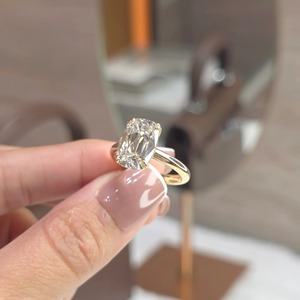 Anillo de compromiso solitario de oro macizo de 14K con diamante de 5 quilates de mina antigua de corte cojín cultivado en laboratorio para mujer - Product Image 2
