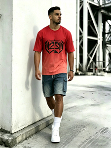 เสื้อยืดพิมพ์ลายกราฟิกสีแดงสำหรับผู้ชาย กางเกงยีนส์ขาสั้นทรงคาร์โก้ ชุดเซ็ตสตรีทแวร์ 2 ชิ้น สไตล์คนเมือง - Product Image 6