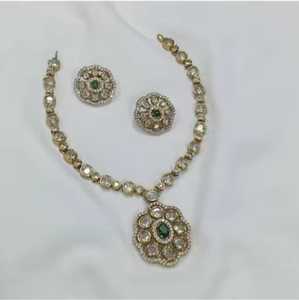 Collier minimaliste de qualité supérieure avec de magnifiques boucles d'oreilles légères - Product Image 2