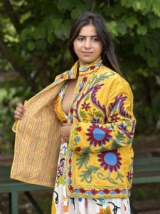 Chaqueta de Otoño para Mujer, Diseño Sujani Amarillo, Tejida a Mano con Bordado Floral de Algodón, para el Mercado Global de Ropa al por Mayor - Product Image 2
