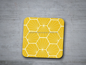 Posavasos Amarillos de Estilo Clásico Hechos a Mano, Diseño Personalizado, Decoración para Mesa de Té, Alfombrillas Únicas de Nogal con Borde de Corcho y Madera - Product Image 1