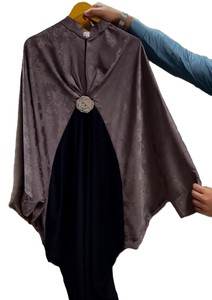 Hermosa Abaya Plisada con 2 Flores Laterales y Material Estampado en la Parte Superior, Vestido Modesto Estilo Medio Oriente, Ropa de Oración - Product Image 1