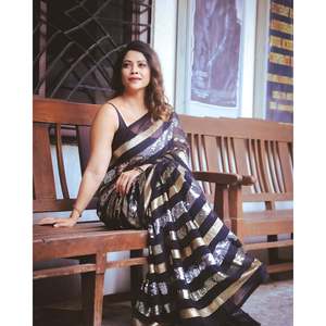 Saree de diseñador para mujer con elegante Conjunto de Trabajo de bordado de triple secuencia - Product Image 5