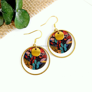 Boucles d'oreilles en bois faites à la main avec pierre principale en résine et perle, bijoux élégants pour mariages, fêtes, fiançailles et cadeaux - Product Image 1