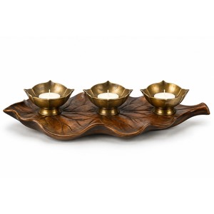 เชิงเทียนไม้มะม่วงทองเหลืองลายดอกบัว 3 ช่อง แบบ Kerala Vembanad ขายส่ง - Product Image 1