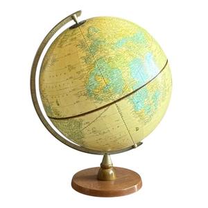 Globo terráqueo contemporáneo de metal con zonas de tierra de madera con acabado satinado y un elegante pedestal cromado para estudios modernos - Product Image 1