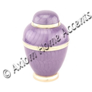 Elegante urna de cremación de latón con acabado pulido y grabado personalizado para un tributo amoroso por Axiom Home Accents - Product Image 5