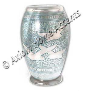 Lujosa urna funeraria de latón con un acabado brillante y un diseño atemporal para cuidar las cenizas de Axiom Home Accents - Product Image 6