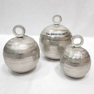 Ensemble de trois boîtes de rangement en aluminium, forme ronde, texture embossée, plaqué argent, avec couvercles à poignée - Product Image 2