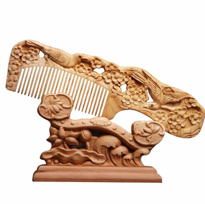 Peigne en bois artisanal avec un dauphin sautant sculpté au-dessus de vagues océaniques tourbillonnantes, disponible à prix de gros. - Product Image 2