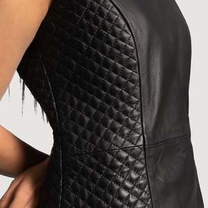 Manteau trench en cuir noir pour femme, élégant, long, veste d'extérieur, design élégant, qualité supérieure, sur mesure - Product Image 5