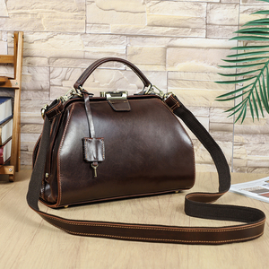 Sac de médecin classique en cuir véritable avec bandoulière et fermeture à cadenas pour femmes, usage quotidien - Product Image 1