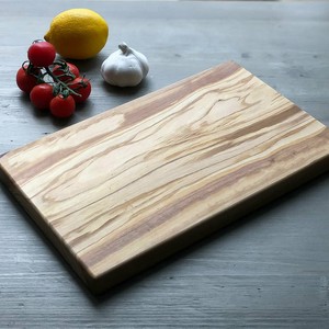 Tabla de servir artesanal de madera de olivo con asa - Accesorio de cocina rústico al por mayor - Product Image 3