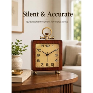 Horloge de bureau carrée en bois avec accents en laiton, mouvement à quartz, fonctionne à piles, affichage à aiguilles, design traditionnel, silencieuse, sans tic-tac - Product Image 3