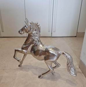 Escultura de Caballo de Aluminio Fundido Artesanal de Lujo, Pieza Decorativa Ligera para Decoración del Hogar y Proyectos de Diseño de Interiores - Product Image 2