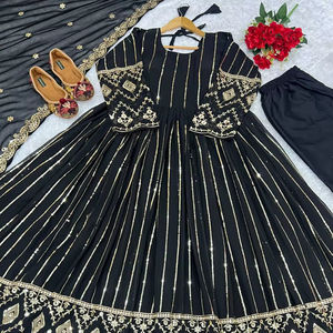 Robe de soirée VLM Designer pour mariage et Diwali, avec broderies, Salwar Kameez en Faux Gothate lourd avec pantalon - Product Image 1