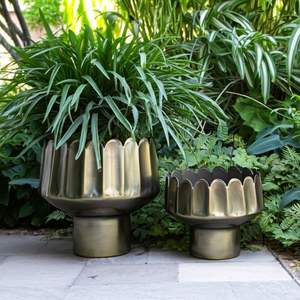 Maceta Metálica Premium para Jardinería Interior y Exterior con Acabado Dorado Duradero y Diseño Decorativo Moderno - Product Image 1