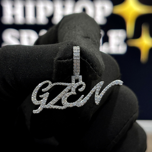 Colgante Personalizado con Inicial, Plata de Ley 925, Moissanita VVS, Letra Escrita con Incrustaciones de Diamantes, Amuleto para Collar - Product Image 4