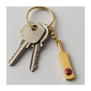 Petit porte-clés vintage en laiton en forme de batte de cricket pour les amateurs de cricket et cadeau promotionnel - Product Image 6