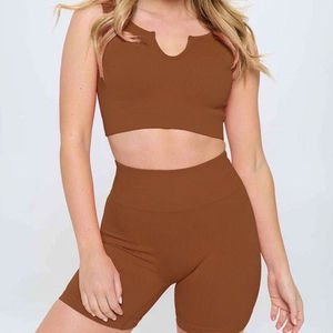 Ensemble de yoga pour femme, 2 pièces, haut court et soutien-gorge de sport personnalisé, couleur unie, épaules tombantes, longueur au-dessus du genou - Product Image 1
