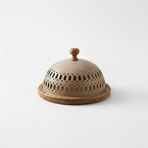 Elegante Juego de 3 Campanas Metálicas Perforadas con Bases de Madera. Cubiertas de Alimentos Tipo Domo Elegantes para Catering de Lujo y Decoración del Hogar - Product Image 5