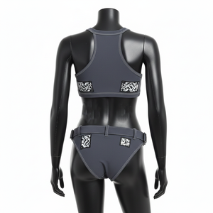 Maillot de bain femme en nylon premium gris foncé avec empiècements contrastants, imprimé silicone, logo personnalisé, sangle à boucle. Bikinis femme. - Product Image 2