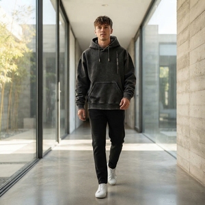 Sudadera con Capucha Negra Texturizada Personalizada para Hombre, Sudadera con Logo Vertical en el Pecho, Estilo Urbano - Product Image 4