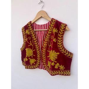 Amorzinho Gilet court en velours Suzani brodé traditionnel indien, double boutonnage, col en V, 100% coton, écologique, vintage - Product Image 2