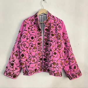 Chaqueta de Terciopelo Rosa con Bordado a Mano, Diseño Floral Intrincado, Estilo Boho Chic Romántico, Ropa de Abrigo para Invierno - Product Image 1