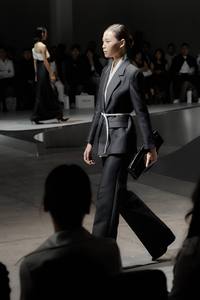 Blazers de Mujer de Alta Calidad, Suministro ODM, BLAZER ODILE DE DOBLE CAPA, Cuello Doble, Cierre de un Botón, Corte Regular, Color Blanco - Product Image 3