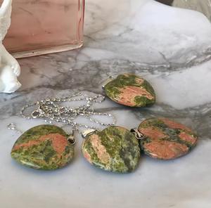 Collier pendentif cœur en Unakite naturelle, sculpté et poli, bijou en pierre de guérison pour l'équilibre émotionnel et l'harmonie des chakras au quotidien - Product Image 5