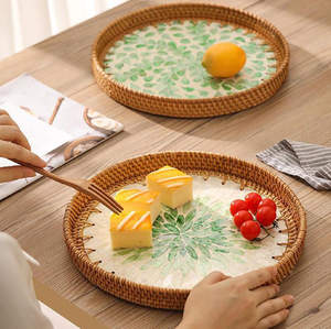 Bandeja de ratán y nácar: Diversas piezas de artesanía de ratán y nácar de diseño en diferentes tamaños. - Product Image 5