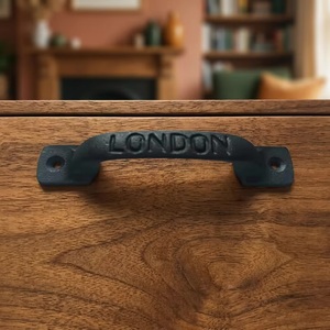 Poignée de tiroir industrielle en aluminium style barre London, quincaillerie de meuble noir mat durable pour chambre et hôtel - Product Image 4